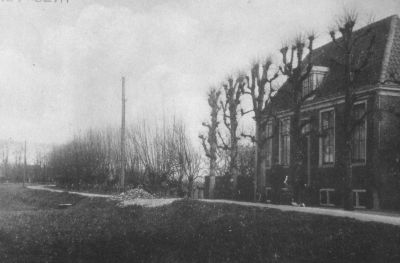 Achttiende-eeuwse "Hofstede" of "Starnheim", van de familie Schoenmaker
Voorzien van de bekende zeventiende-eeuwse gevelsteen ( halfvis, halfmens).

