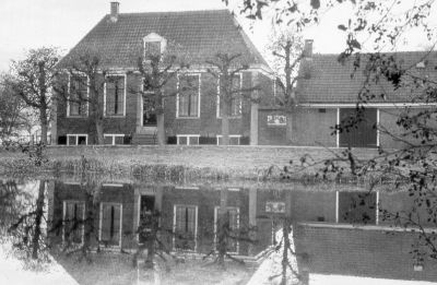 Boerderij "Starnheim", van de familie Schoenmaker
Een boerderij met een dwars ervoor gebouwd woonhuis. Het voorhuis is helemaal onderkelderd en met leilinden gescheiden van de weg.

