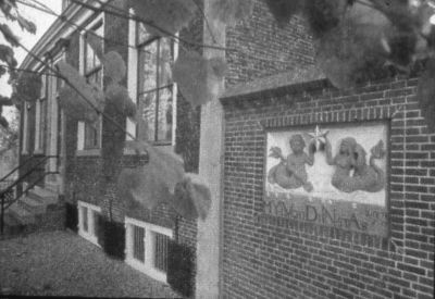 Boerderij "Starnheim"
Met een raadselachtige gevelsteen. De voorstelling vertoont overeenkomsten met het stadswapen ven Muiden.
De steen toont een meerman en een meermin die op het water ( t'Gein) drijven en samen een ster vasthouden, met daaronder de tekst "My Lucht dijn Star", er naast staat een verwijzing naar de Bijbeltekst, Petrus 2, 1-19. ‘En wij achten het profetische woord daarom des te vaster, en gij doet wel, er acht op te geven als op een lamp, die schijnt in een duistere plaats, totdat de dag aanbreekt en de morgenster opgaat in Uw harten’.

