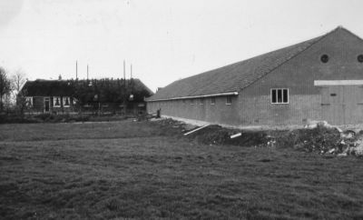 Boerderij "Oostgein" (okt 1967)
van Gebroeders den Hartog. De in aanbouw zijnde ligboxenstal, werd door henzelf gebouwd.
