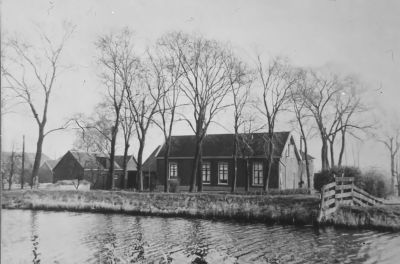 Boerderij "Oud Bellevu", 
Boerderij "Oud Bellevu", van Henk Nagel. Voordien bewoond door 
               Cors den Hartog. In de 18 de eeuw storte Amsterdam de bagger uit  
               de grachten op deze plaats langs de dijken van het meer, de
               Bijlmermeer.                                   
               De Arene staat op 200 mtr van deze plek vandaan. Op de plaats van 
               deze boerderij staat nu het K.B.B gebouw ,(Beyenkorf).

