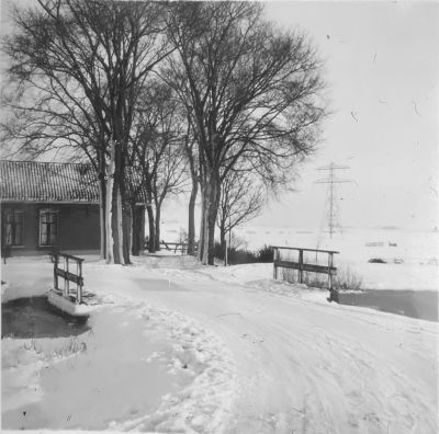 Boerderij "Oud Bellevu",
Boerderij "Oud Bellevu", van Henk Nagel. Hier ging men vanaf de Abcouderstraatweg de Hoge Bijlmer in, over de brug links af.

