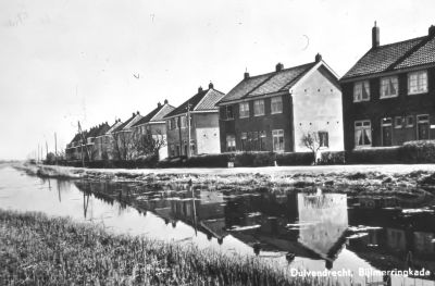 Gezicht op de Bijlmerringkade,
Gezicht op de Bijlmerringkade. Deze huizen waren van Poppe.

