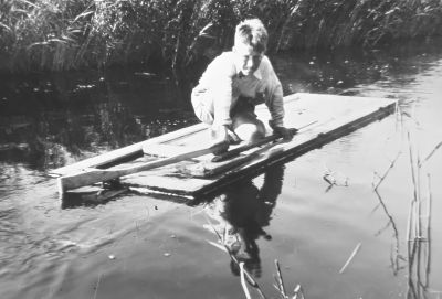 Familie Mol,
Speelvlot met zoon van de fam. Mol in de Bijlmerringvaart.

