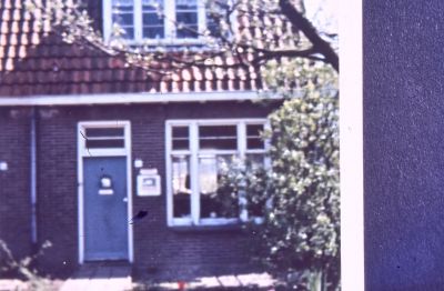 Oude woning van de fam. van de Steen.
Oude woning van de fam. van de Steen. Deze hadden een Agentschap van Anker naaimachines. Woning was van Lof.
Lof was de schoonvader van Jan Angel.

