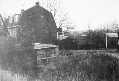 H.B.O, van de Steen
Ingang van voetbalveld H.B.O, en opslag terrein van Bram v/d Steen.
