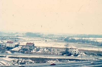 Afbraak Bijlmerringkade.
Afbraak Bijlmerringkade gezien vanaf de eerste flat's, op de
achtergrond de Burg.Stramanweg.

