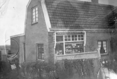 Woonhuis van de fam. Tishauser.
Woonhuis van de fam. Tishauser, nu met winkel ( V.E.G.E ) en
verhuur van Hoover wasmachines.

