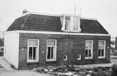 Woonhuis Angel en van de Steen.
Woonhuis rechts woonde Jan Angel (kolenboer), links woonde Bram van de Steen (aannemer), getrouwd met Geertje Kars.

