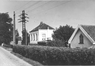 Het gemaal bewoond door H. Portengen. 
Het gemaal bewoond door H. Portengen. Op de voorgrond de
voormalige stokers woning van het gemaal nu nog bewoond door de dames Bakker, dochters van de laatste stoker

