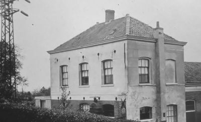 Het gemaal van de Bijlmermeer, (1871)
Het gemaal van de Bijlmermeer, gebouwd in 1871, bewoond door de fam. H. Portengen.

