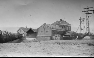 Het gemaal,
Het gemaal met aan het hooien opa Klaas Buijs.
