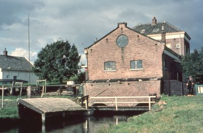 Het gemaal van de Bijlmermeer (1871)
Het gemaal van de Bijlmermeer gebouwd in 1871. Op 20 augustus
               werd het in gebruik gesteld. Het voldeed aan alle eisen. Een goed
               rendement, nl. 80 m3 per minuut waterverzet.
               In 1872 werd de molen bemaling van de polder vervangen door een
               stoomgemaal. Na bijna 50 jaar te hebben dienst gedaan, werd de 
               bemaling in 1919 vervangen door een Electrisch gemaal, hetgeen tot
               het bouwen van het nieuwe gemaal aan de Prov.weg is gebruikt. Het
               nieuwe gemaal werd op 5 september 1967 in gebruik genomen.
               Op 30 december 1967 deed het gemaal aan de Bijlmerringkade voor
               het laatst dienst.

