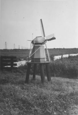 Molen en Molensloot,
Molen in de tuin van de fam. Portengen met gezicht op de Molensloot
