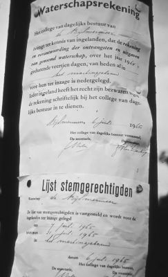 Mededelingen over Waterschapsrekeningen,
Mededelingen over Waterschapsrekeningen en lijst van
Stemgerechtigden, bevestigd op een PEN paal.

