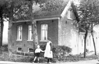 Boerderij van Hannes Grootendorst,
Boerderij van Hannes Grootendorst, moeder An met zoon Piet. De 
               hoge bijlmer was verhard tot H. Gootendorst vanaf Duivendrecht.
               Van H. Grootendorst tot Pronk was minder verhard, op dit gedeelte
               van de dijk stonden 7 landhekken.
               De melk werd daar niet opgehaald door de melkrijder. Hannes  
               Grootendorst heeft jaren de melk met paard en wagen opgehaald,
               te beginnen bij Klaas Buijs, laaide ook de andere boeren en werd bij
               de Bijlmer Tol (cafe Kroon) neergezet.
               Hannes Grootendorst overleed op jonge leeftijd. Moeder was nogal
               een mannen vriend. Na enkele te hebben gehad, moest ze uiteinde-
               lijk trouwen met van de Laag, uit Edam en ging daar wonen. (1948) 


