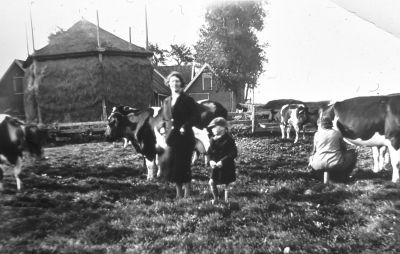 Boerderij van Hannes Grootendorst,
Boerderij van Hannes Grootendorst, met vader Hannes, moeder An en zoon Piet.


