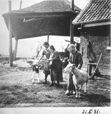 Boerderij van Hannes Grootendorst,
Boerderij van Hannes Grootendorst, op het erf, genomen 31-05-1941 " Joodse Onderduikers ".

