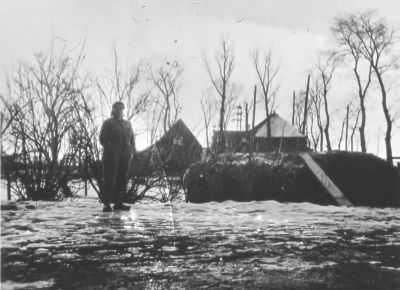 Moeder An, 
Moeder An op het erf, met op achtergrond boerderij van Klaas Buijs.
