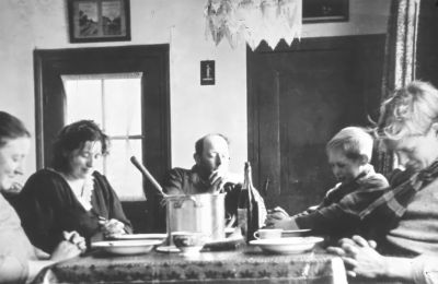 Bij Hannes Grootendorst, Hoge Bijlmer A 81.
Bij Hannes Grootendorst, Hoge Bijlmer A 81, aan de maaltijd,
eerst bidden voor het eten.

