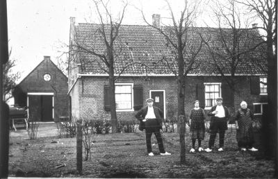 Boerderij "Klein Bethlem", van Piet Grootendorst.
Boerderij "Klein Bethlem", van Piet Grootendorst.
v.l.n.r Piet Grootendorst, Hannes Grootendorst, met vrouw (moeder An), en moeder Grootendorst Gerritje.

