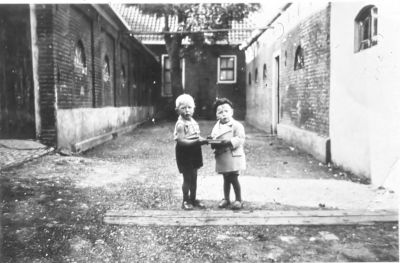 Boerderij "Klein Bethlem", achter op het erf.
Bewoners van "Klein Bethlem": Vader Grootendorst met moederGerritje, kinderen Piet , Hannes en Gerrit Hannes vertrok naar Groningen en werd daar boer, kwam in 1934 terug met zijn getrouwde vrouw An (An had de bijnaam van Groninger An. Het was een grote, sterke, stevige vrouw) en ging weer wonen in de Bijlmer.
Piet ging boeren op "KLein Bethlem". In oorlog 40 /45 deed Hannes aan voedsel transporten (vooral aardappelen) uit Groningen via familie van zijn vrouw An.
Na overlijden van Piet Grootendorst werd de nieuwe bewoner W. Bon, deze werd  wethouder van de gemeente Weesperkarspel.
Deze verkocht de boerderij aan de gemeente Amsterdam en vertrok.
Gemeente Amsterdam verhuurde hem toen aan de fam. van Wees,
deze waren verjaagd uit Slotermeer voor woningbouw, zij moesten na enkele jaren hier ook vertrekken en gingen weer op een boerderij van de gemeente Amsterdam zitten n.l "Reigersbroeck",aan het Zandpad.
Op de foto v.l.n.r  Piet Grootedorst (Hannes zoon),en Piet Grootendorst (Gerrit zoon) deze werd journalist en fotograaf voor dagblad"de Telegraaf".


