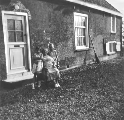 . Boerderij "Klein Bethlem",
met mw. van Wees (tante Door).
