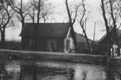 Boerderij "Bethlem", van Pronk aan de Bijlmerringkade.
Boerderij "Bethlem", van Pronk aan de Bijlmerringkade.
Na onteigening nog voor korte tijd bewoond door Brouwer. Hij gingdaarna wonen aan de Jaagweg , tussen Purmerend en Ilpendam op een klein boerderijtje en bouwde daar een koelhuis voor opslag "Iglo IJs". Hij lag steeds met de gemeente Ilpendam overhoop. Zijn zoon trouwde met een dochter van Co Roeleveld uit de Lage Bijlmer 
( Elck zijn zin ), deze gingen emigreren naar Canada, 
Brouwer sr ging ook mee. Ze wonen nu na wat rondtrekken en zoeken in RockyMountain House,  Lamberta,  Canada, en zijn daar boer.
