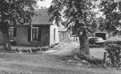Boerderij "Bethlem",
Boerderij "Bethlem", met op het erf de auto van burgemeester Samkalden van Amsterdam. Hier is de weg weer verhard naar de Bijlmertol.

