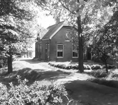 Boerderij "Bijlmerhoofd"(1960)
Boerderij "Bijlmerhoofd", van P. Grootendorst dd 01-06-1960. Na verkoop nog enkele jaren bewoond door Harteveld.


