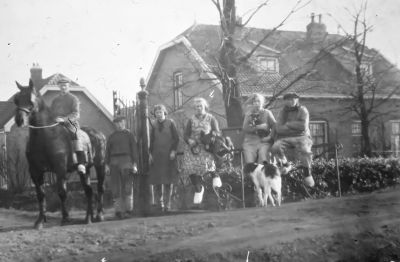 Boerderij "Bijlmerhoofd" van P. Grootendorst (1960)
Boerderij "Bijlmerhoofd", van P. Grootendorst, op het paard
P. Grootendorst, v.l.n.r Willem, Riek, Mien, Neel en vader Henk Grootendorst.
