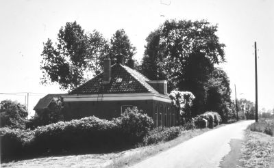 Woning voor "Bijlmerhoofd", (1960)
Woning voor "Bijlmerhoofd", dd 01-06-1960. Werd bewoond door vrouwtje Scherpenzeel, deze was veel dronken, kon erg hard schreeuwen en had een schillenwijk.

