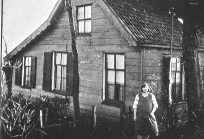 Huis van Johan de Vries "Bijlmerhoofd"
Huis van de Vries. Johan de Vries getrouwd met Trijntje de Vries. Op de foto dochter Trijntje de Vries, later getrouwd met Douwe Niehof later bekend als begrafenis ondernemer aan de Geinbrug. Dit huis stond bij "Bijlmerhoofd".


