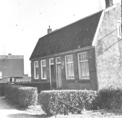 Woonhuis Bakker ,Spelt, Oosting.
v.l.n.r  Het rode huis Bakker, Spelt en Oosting,

