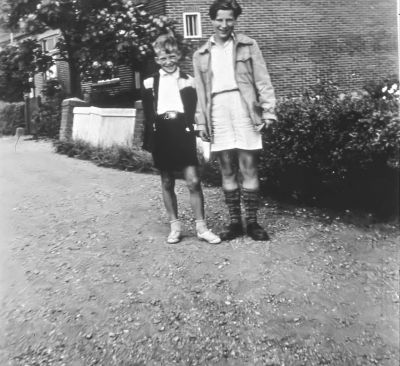 Woonhuis op nr.66,
Woonhuis op nr.66, bewoond door de fam. van de Brink, F.Bakker (melkboer) En fam. Karremans. (op foto Foppe Bakker).               

