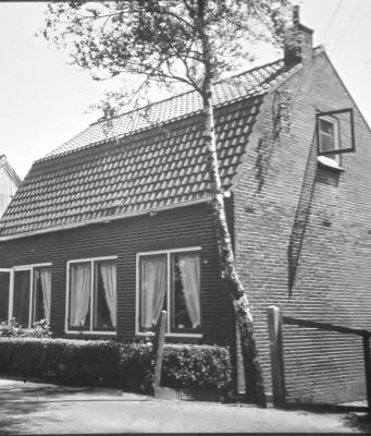Tuinders, Konert. (1931)
Het hoge huis van de fam. Konert. De familie waren tuinders Zij tuinde achter hun huis en in de Venser polder sinds 1931.
               

