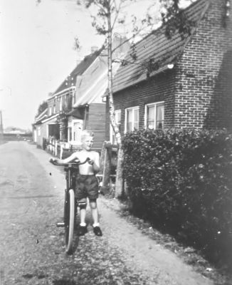 Tuinders, Konert en Lunstro.
Voor het huis van de fam. Konert, daarnaast de fam. Lunstro, dit waren ook tuinders.               

