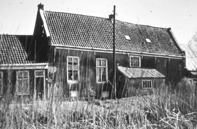 Rechthuis, Waterschaps gebouw, Cafe,
"Het Rechthuis", Toen de Bijlmermeer droog was viel het recht onder Amsterdam.                
Dit werd gebouwd als buiten voor de ambtenaren van 
Amsterdam, om daar te vergaderen en eventueel recht te spreken. 
De akkers achter het "Rechthuis", heetten de schuttters akker en het galgenveld, hier werden de opgelegde straffen van de gemeente Amsterdam eventueel uitgevoerd.
Daarna werd het gebruikt als Waterschaps gebouw en er was een  cafe in gevestigd. 
Tevens werd het bewoond door de familie's van Vessem en de Besten.
