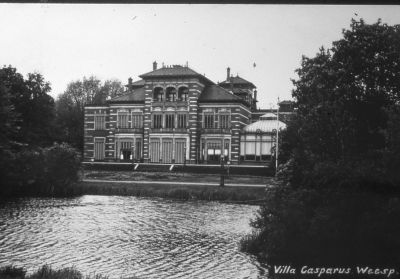 De villa "Casparus" gebouwd in 1903
De villa is vernoemd naar Casparus van Houten die de villa liet bouwen. Helaas heeft hij er zelf nooit ingewoond, hij overleed in 1901 op 57 jarige leeftijd.
