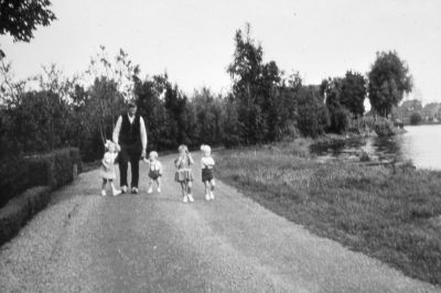 Dirk Portengen op zijn verjaardag aan het wandelen met zijn kleinkinderen op de Korte Stammerdijk
v.l.n.r Hendrika, Gijsbert, Agnieta, en Dirk. 10 september 1958
