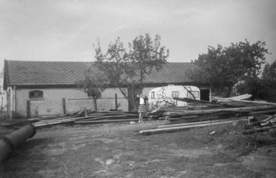 Boerderij  "De Roomstaar"
Hier staat de caravan van tandarts Dr.Kikke. Deze had een buitenpraktijk in Nigtevecht omdat de verbinding met Weesp voor vele Nigtevechters en Nederhorst den Bergers te moeilijk was. De huisvestingsproblemen werden opgelost door een caravan die ingericht werd als "Dental-Car" als behandelruimte. De consistorie kamer van de N.H kerk werd de wachtruimte.

