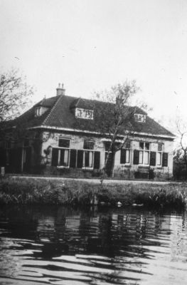 Boerderij "Welgelegen" van de Fam. Roozenboom
Deze boerderij was ook eigendom van van Houten. Theo Roozeboom ging verder boeren na de sloop op de boerderij van Berkelaar in het Gein.
