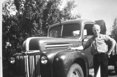 Bep den Hartog naast een Canadian Ford (1948)
Voor de voedselvoorziening kreeg Gijs den Hartog direct na de oorlog 1940 - 1945 een Canadian Ford. Als de chauffeur staat zijn zoon Bep den Hartog erbij.
