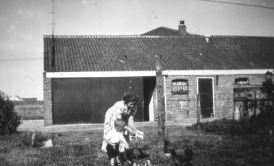Achterzijde boerderij "'s Jannetes Hoeve " (1963)
Op de voorgrond Dinie en zoontje Ron.

