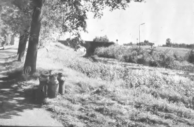 Bijlmerringsloot met Gaasperbrug: de "Hulksbrug".
