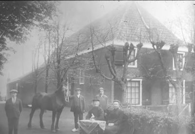 Boerderij " De mensch wikt, God beschikt " van L.C.G Broeren
Zittend: Dirk Broeren, zijn vrouw Anna. Staand: van links naar rechts ............, paard, L.C.G Broeren (Leen) en diens vrouw Jo Broeren Schoonhoven.
D. Broeren, geboren 13-03-1878, overleden 17-03-1948.
A.P Broeren Lekkerkerker, geboren 12-01-1879, overleden 04-08-1953.
L.C.G Broeren, geboren 10-09-1912, overleden 19-10-1988.
L.C.G Broeren ging na verkoop aan de Gemeente Amsterdam wonen in Baambrugge.
Fritz Tamminga kwam op de boerderij, hij had eerst nog wat land, maar legde zich toe op loonwerk bij boeren en bij de Provincie voor het maaien en sloten van de bermen langs de wegen. Hij had een Jeep als tractor.

