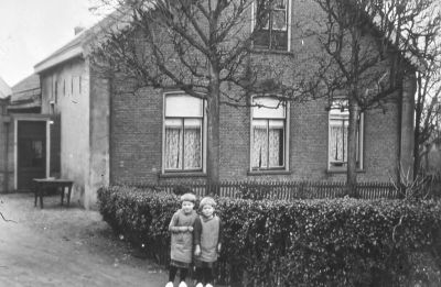 Boerderij " Kent U Zelven " van Thijs de Dood
Op de voorgrond de dochters Rie (links) en Stien (rechts).
Deze boerderij is in 1939 verbouwd met een nieuw voorhuis.
Op deze plaats ligt nu de dag-camping, ook met de naam " Kent U Zelven ".
