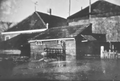 Boerderij " Kent U Zelven " van Thijs de Dood (1940-1945)
Achter aanzicht in de oorlogsjaren. Inundatie werd gebruikt voor de waterlinie.

