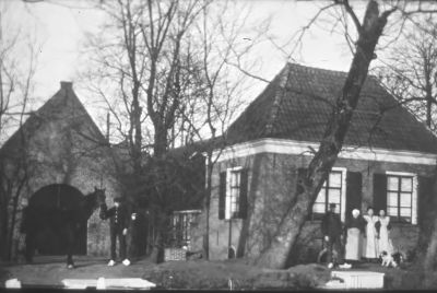 Boerderij van Wouter van Wijngaarden
In de schuur stond het jaartal 1896. Het is niet duidelijk of de schuur of de boerderij toen gebouwd is. De schuur was namelijk afgebrand.

