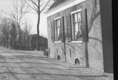 Boerderij Gerrit Beukhof
Met op de achtergrond het huis waar Teun Lekkerkerker in woonde, arbeider bij Wouter van Wijngaarden. Let ook op de kelderramen.
